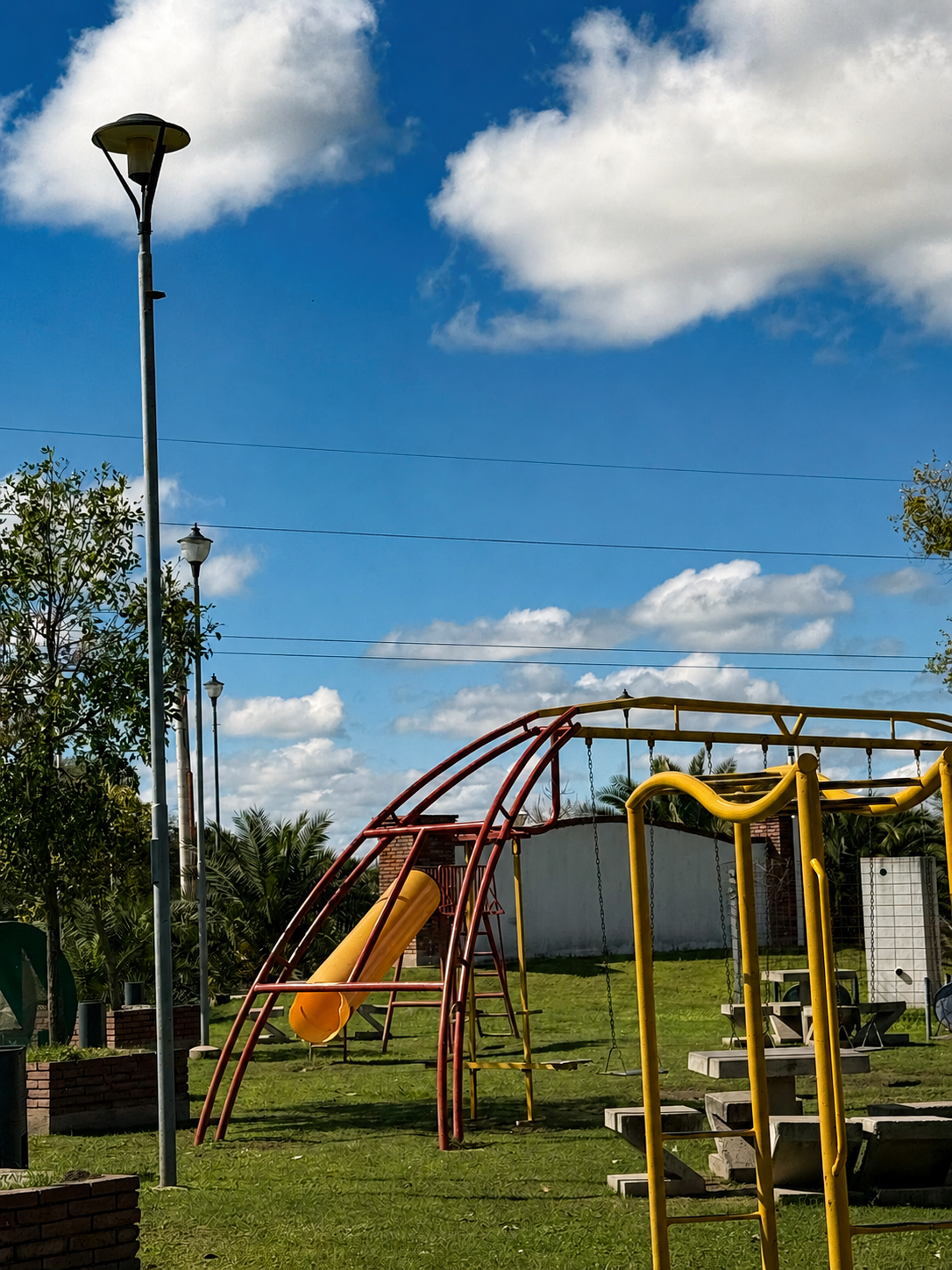 Vista aérea de Solares con sus plazas, juegos infantiles y casas terminadas